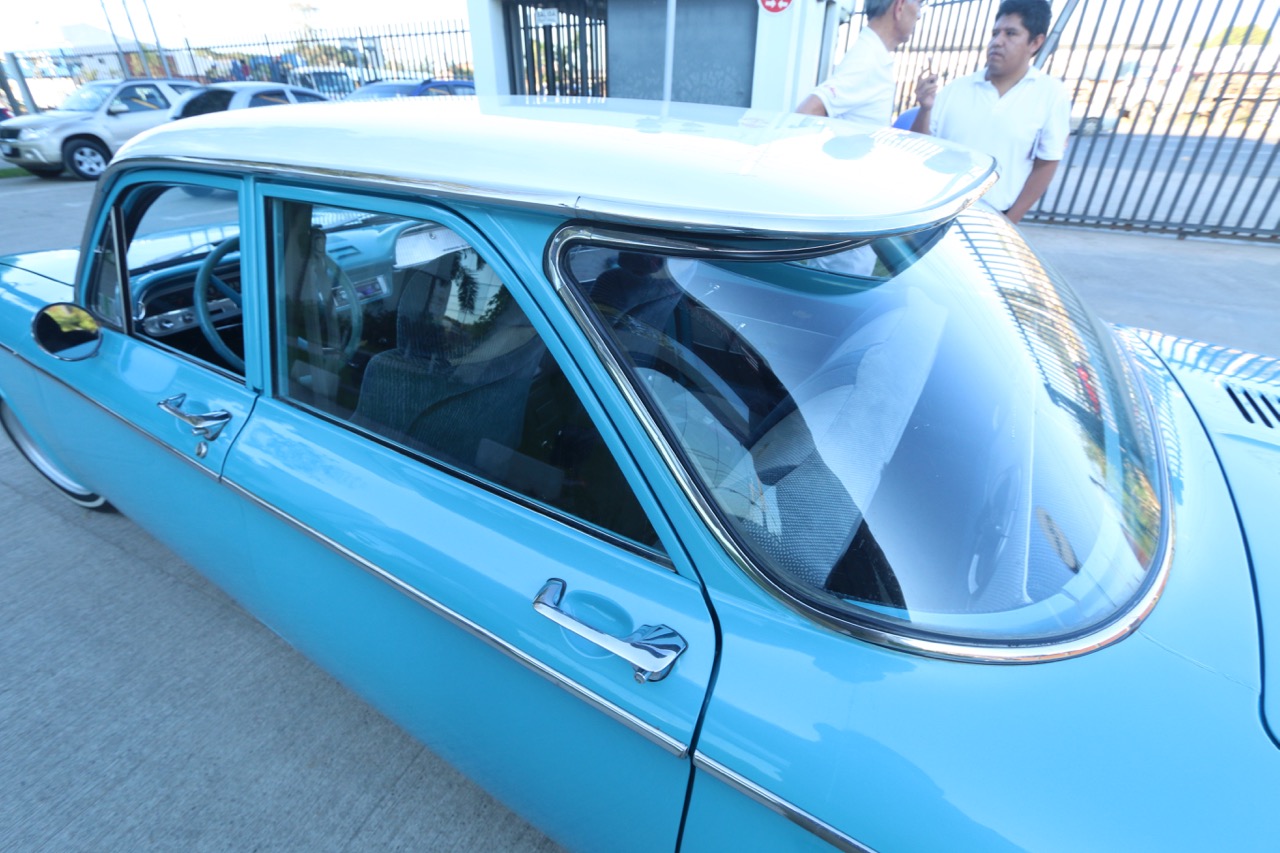 1960_Corvair_side.jpg