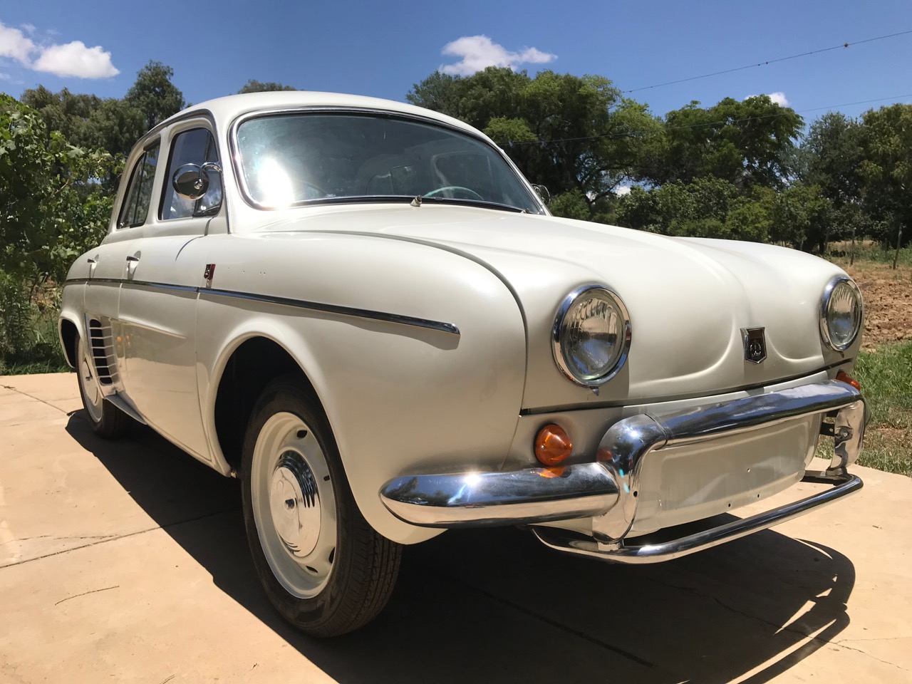 1962_renault-dauphine_right-front.jpg