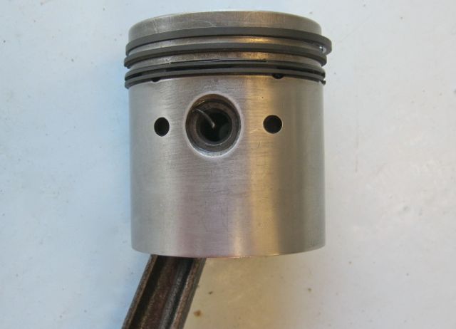 Piston_with_new_rings.jpg