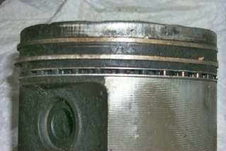 Piston con carbon en las ranuras