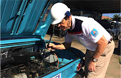 revisando los sonidos del motor del auto